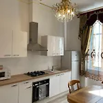 Familial Maison De L'eglise Du Couvent